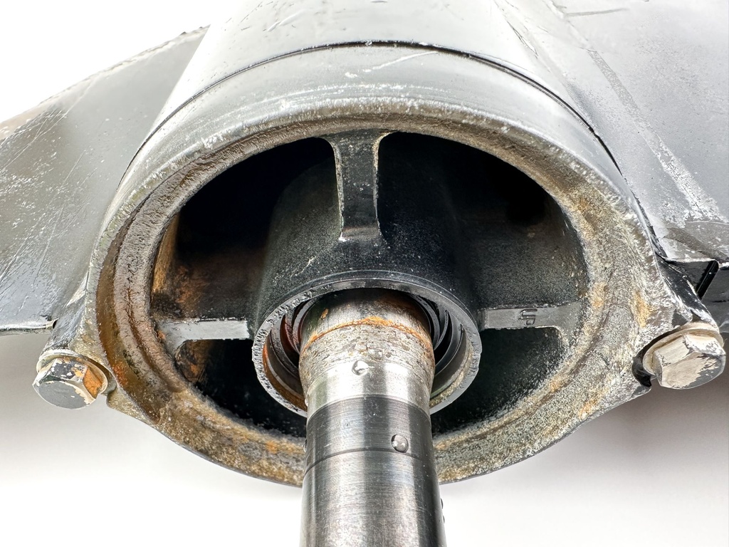 2016 Suzuki 175 HP 4 Stroke Outboard Lower Unit Gear Case 50040-96838-0EP OEM