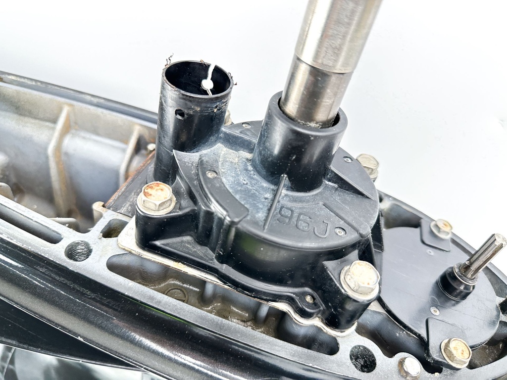 2016 Suzuki 175 HP 4 Stroke Outboard Lower Unit Gear Case 50040-96838-0EP OEM