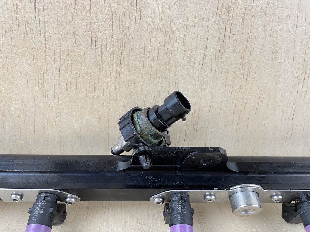 2006 Mercury 275HP Verado Outboard Engine Fuel Injector With Rail 8M0006027 895022A01