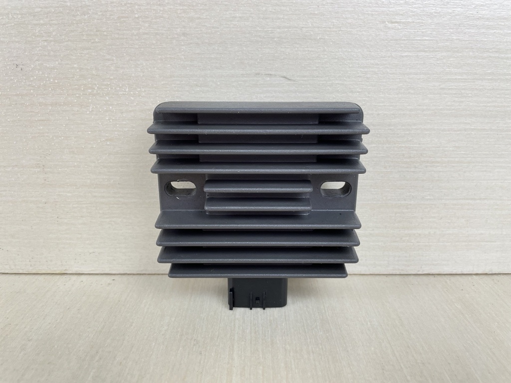 2005 yamaha 115HP 4 Stroke Outboard Rectifier & Regulator Assembly 6D3-81960-01-00