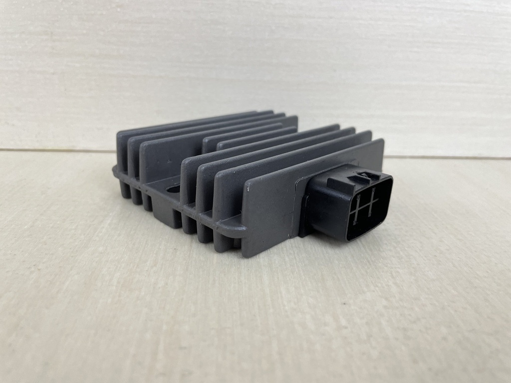 2005 yamaha 115HP 4 Stroke Outboard Rectifier & Regulator Assembly 6D3-81960-01-00