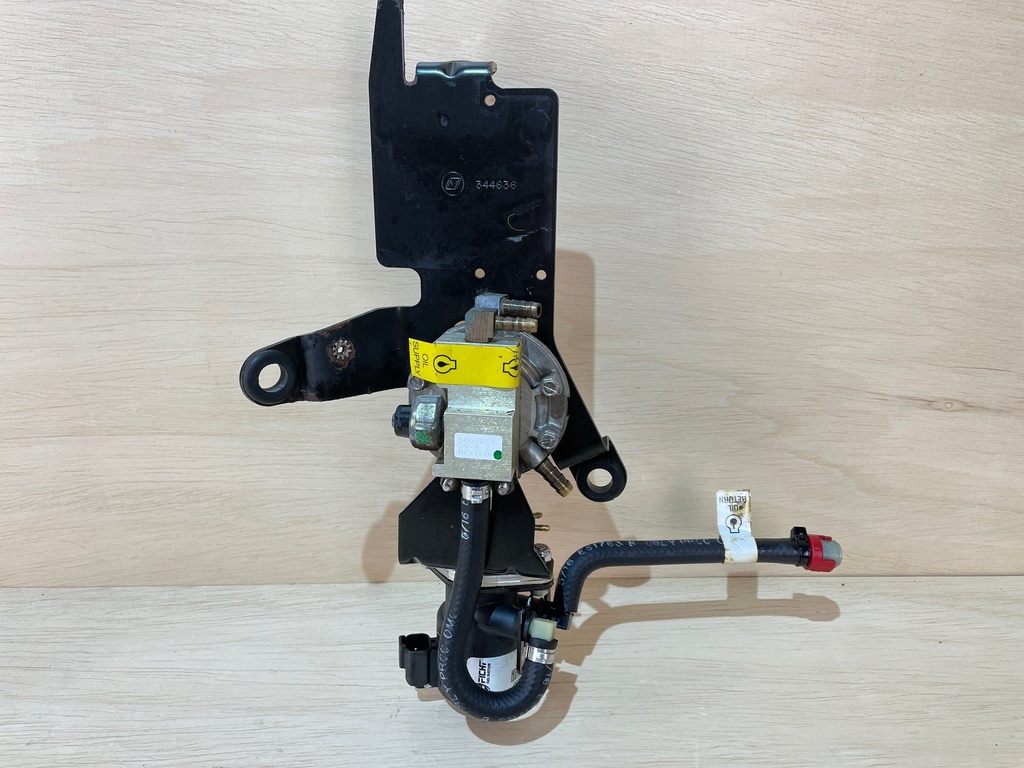 2000 Evinrude Ocean Pro 225HP Oil Injector Manifold With Lift Pump 5001505 5000527