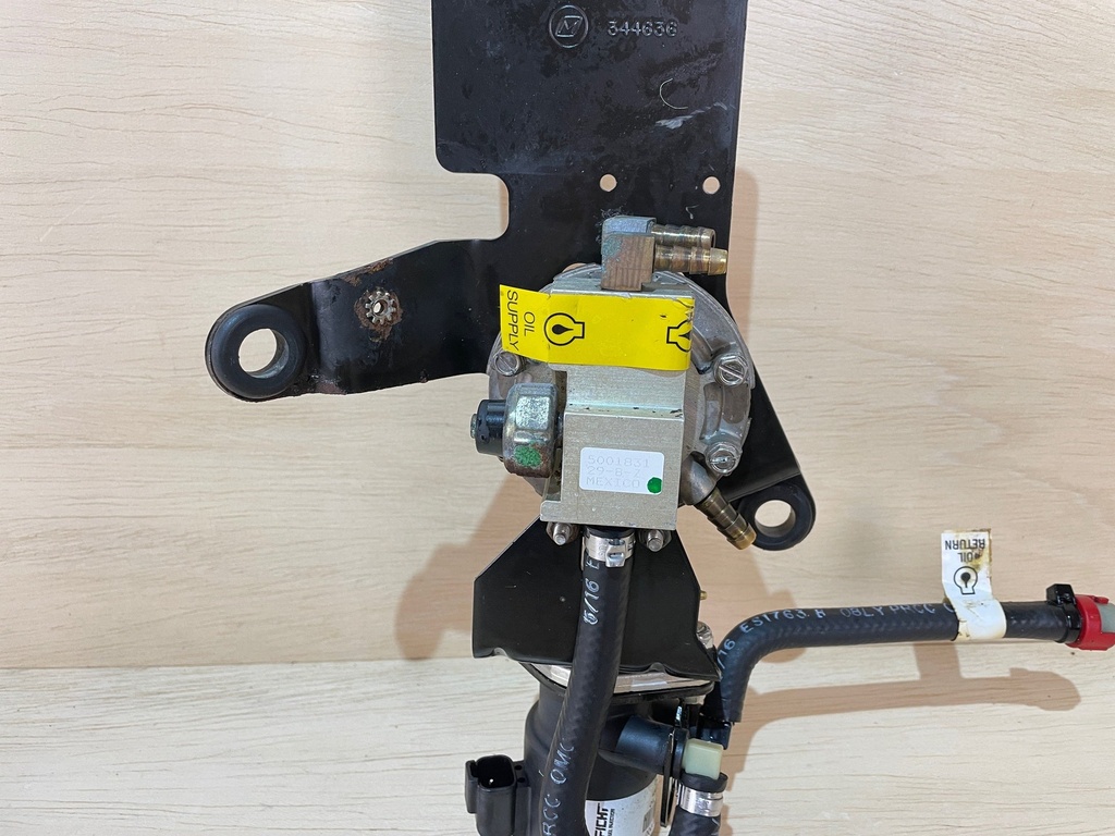 2000 Evinrude Ocean Pro 225HP Oil Injector Manifold With Lift Pump 5001505 5000527