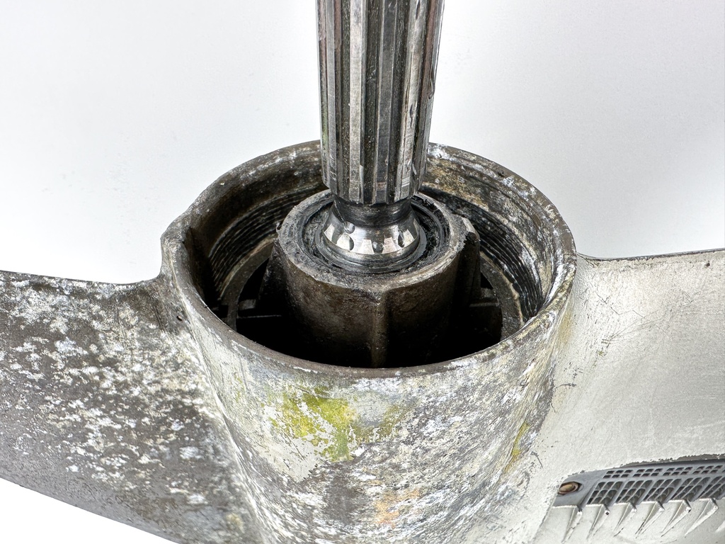 1999 Honda 50 HP 4 Stroke Outboard 20" Lower Unit Gear Case 41100-ZW4-H13ZA OEM