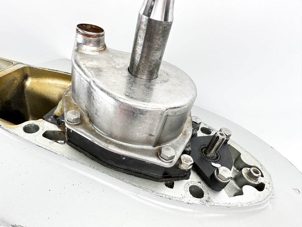 1997 Honda 75 90HP 4 Stroke Outboard 20" Long Lower Unit Gear Case 41100-ZW1-003ZA