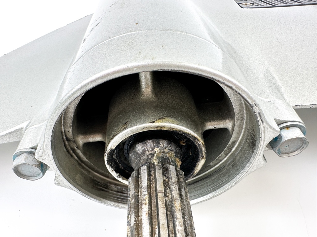 1998 Honda 50HP 4 Stroke Outboard 20" L Lower Unit Gear Case RH 41100-ZW4-H13ZA