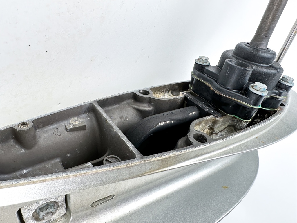 1998 Honda 50HP 4 Stroke Outboard 20" L Lower Unit Gear Case RH 41100-ZW4-H13ZA