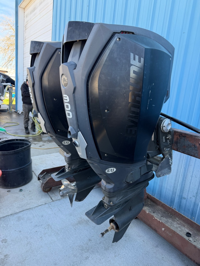 2015 Evinrude G2 Etec 300HP 2 Stroke Outboard Engines 25" Shafts - Need Repair