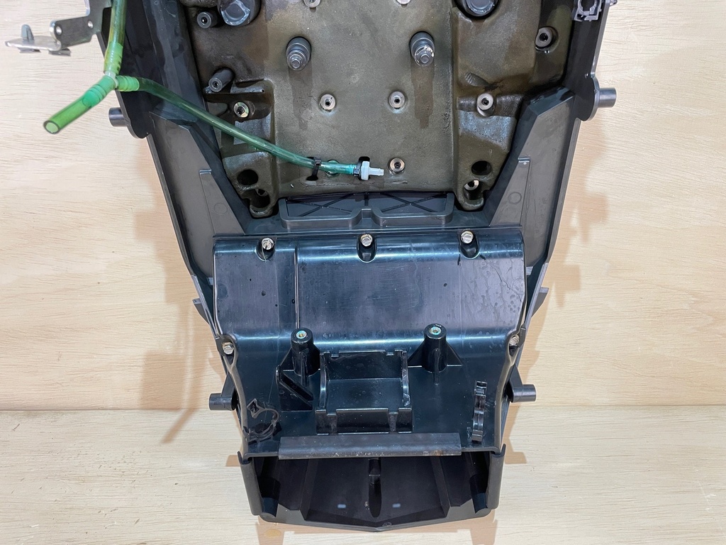 Evinrude Etec G2 150HP 2.7L Top Center Frame Kit Plastic Assembly 5010138