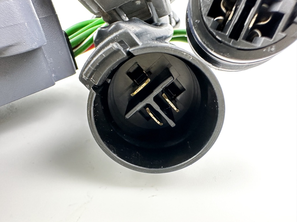 2003 Yamaha 225 HP 4 Stroke Outboard Rectifier & Regulator 69J-81960-10-00 OEM