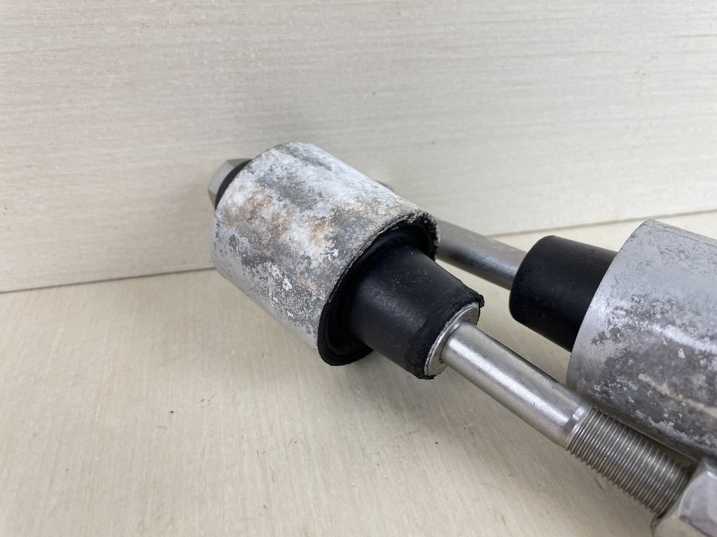 2007 Mercury 150HP Optimax 2 Stroke Outboard Lower Engine Mount Set 77327