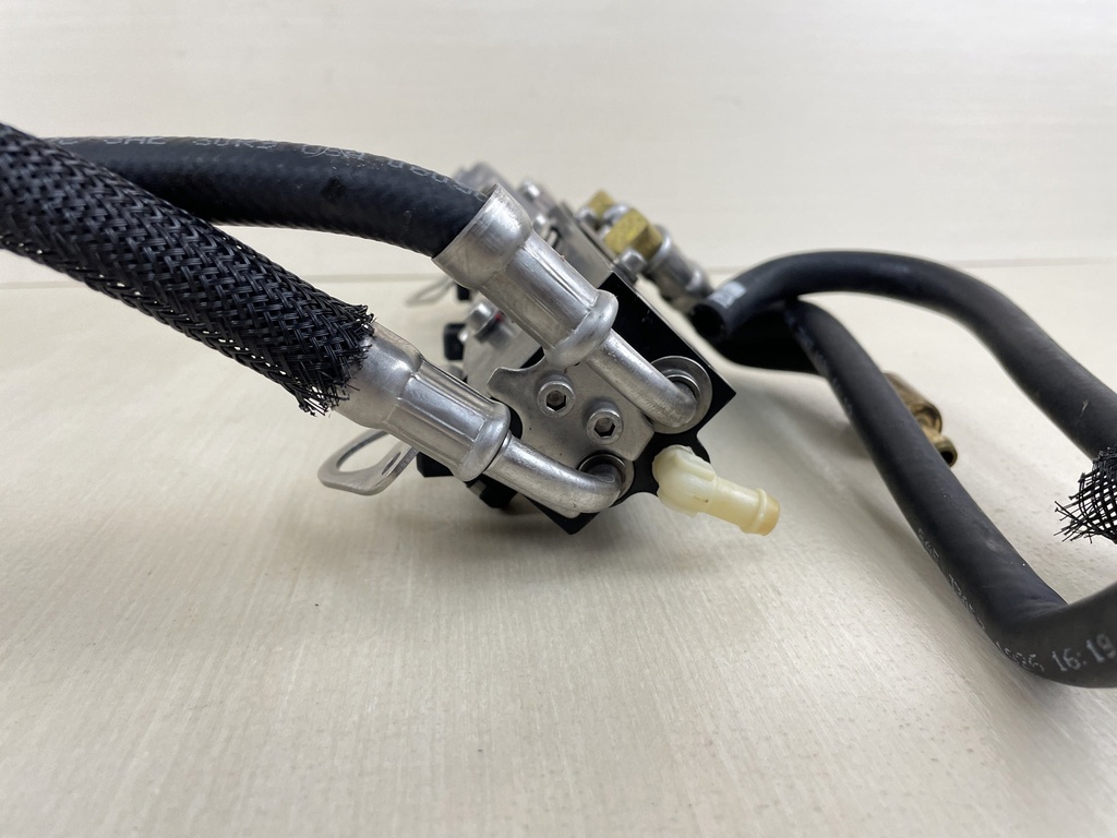 2007 Mercury 150HP 2 Stroke Outboard Fuel Rail Assembly Complete 895752T04