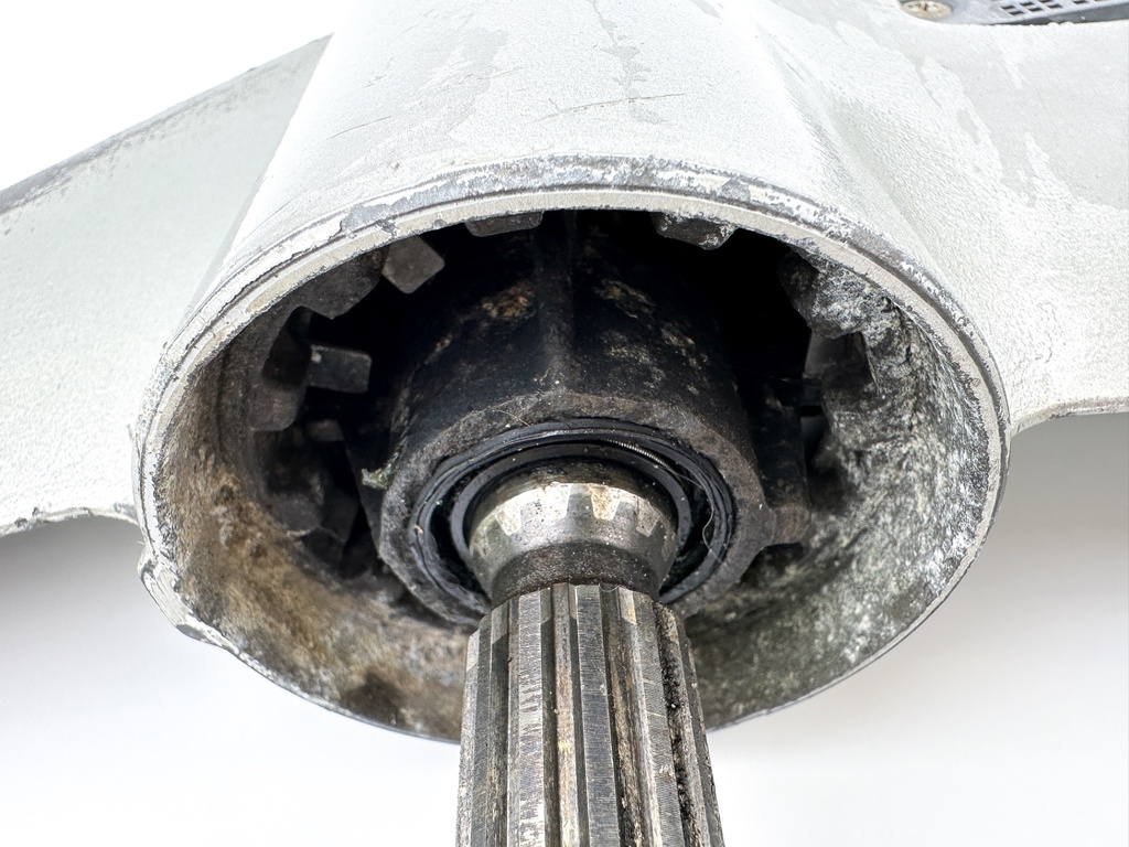 2004 Honda 40 HP 4 Stroke Outboard Lower Unit Gear Case 41100-ZW4-H16ZA