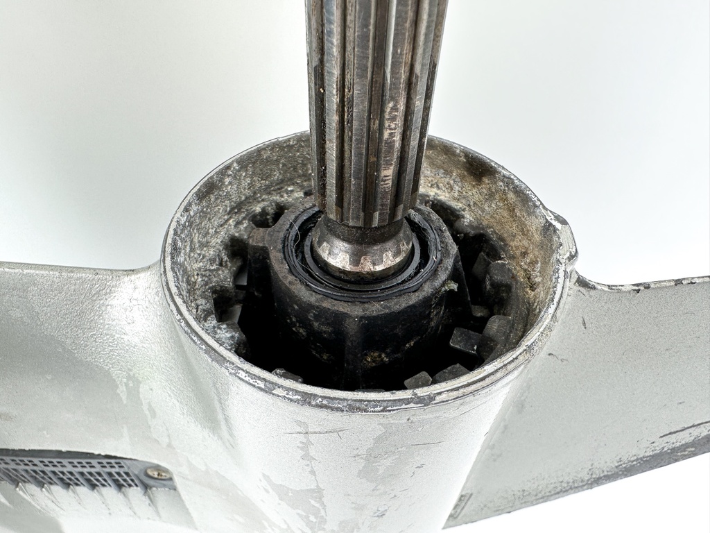 2004 Honda 40 HP 4 Stroke Outboard Lower Unit Gear Case 41100-ZW4-H16ZA