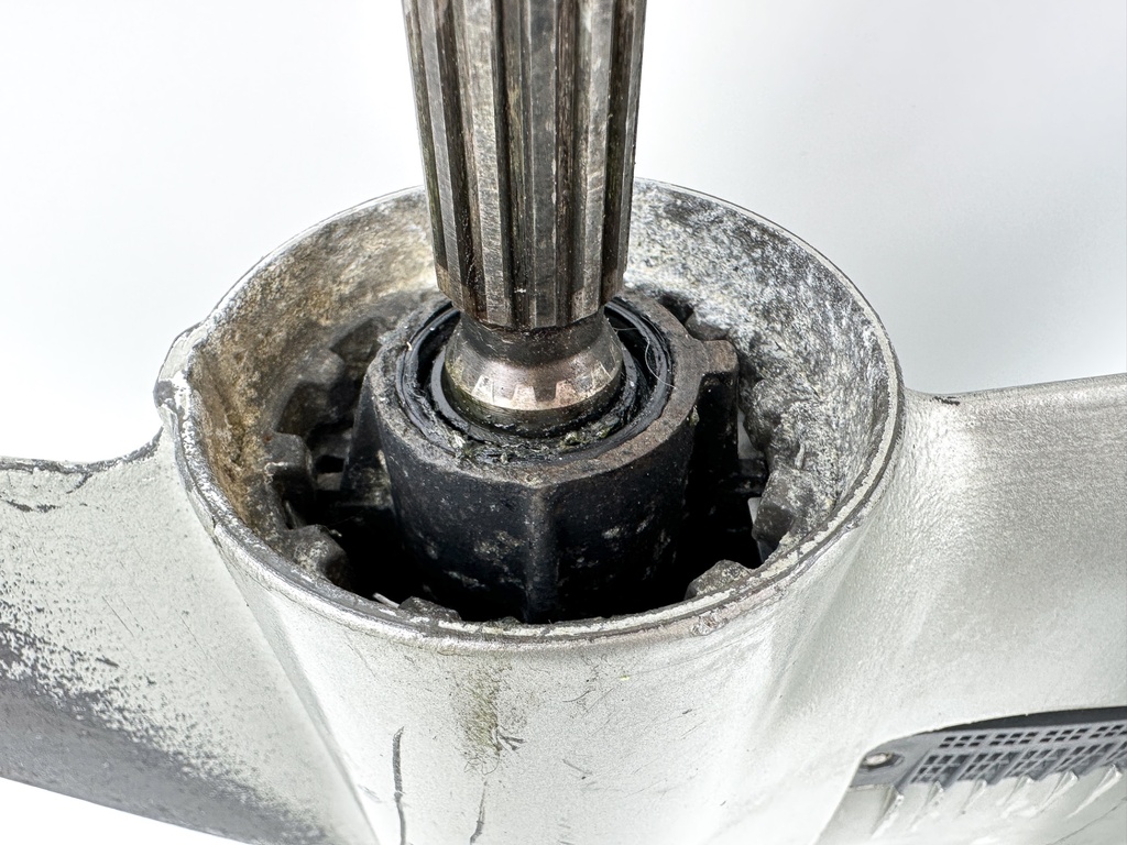 2004 Honda 40 HP 4 Stroke Outboard Lower Unit Gear Case 41100-ZW4-H16ZA