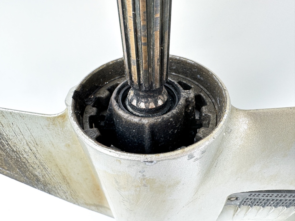 01-07 Honda 40 50 HP 4 Stroke Outboard 20" Lower Unit Gear Case 41100-ZW4-H16ZA