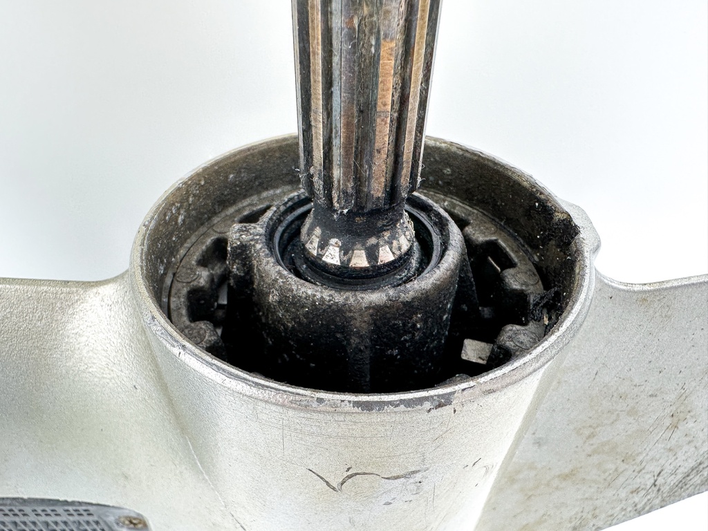 01-07 Honda 40 50 HP 4 Stroke Outboard 20" Lower Unit Gear Case 41100-ZW4-H16ZA