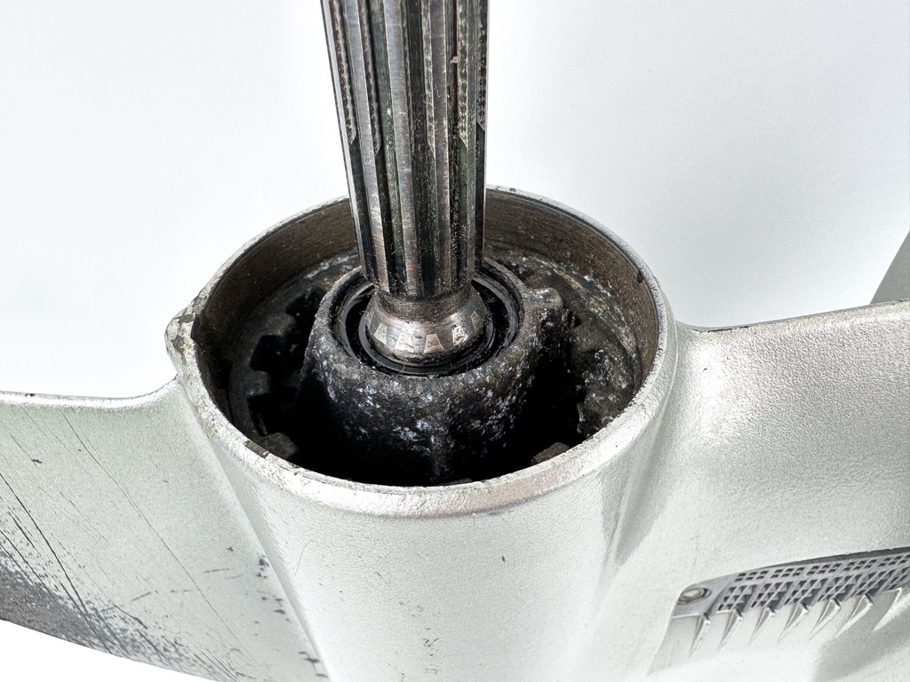 1998 Honda 50HP 4 Stroke Outboard 20" L Lower Unit Gear Case RH 41100-ZW4-H13ZA