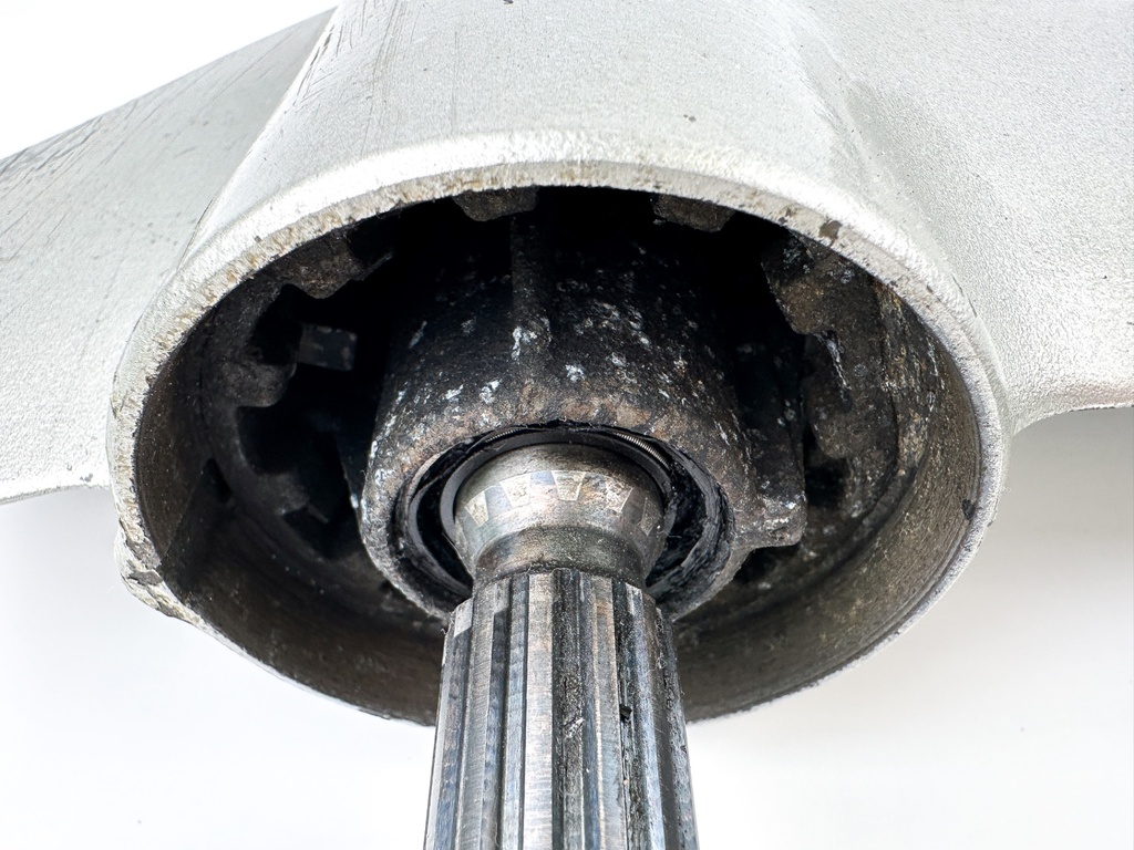 1998 Honda 50HP 4 Stroke Outboard 20" L Lower Unit Gear Case RH 41100-ZW4-H13ZA