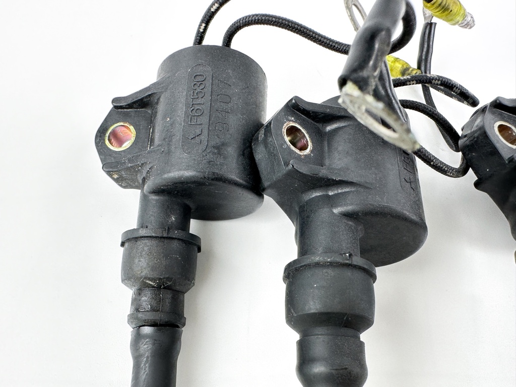 2001 Yamaha 200 HP 2 Stroke Outboard Ignition Coil Set 61A-85570-00-00 OEM