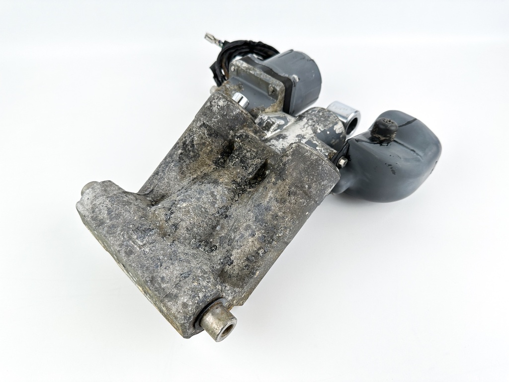 2002 Honda 90 HP 4 Stroke Outboard Power Trim Tilt Unit 56000-ZW1-708 Stuck Pin