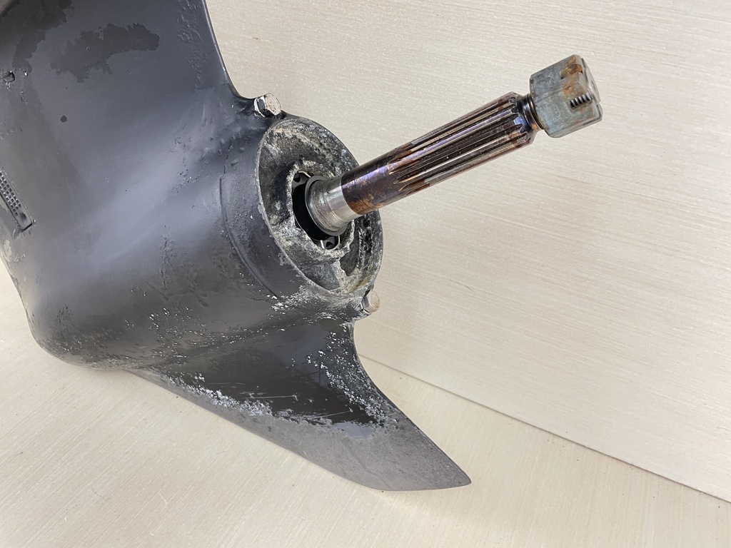 2003 Suzuki  DF 115 140 HP DF140 20" Long Lower Unit Gear Case RH 55110-90J15-0EP