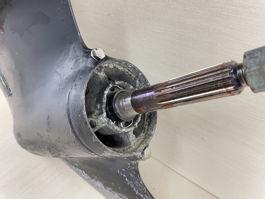 2003 Suzuki  DF 115 140 HP DF140 20" Long Lower Unit Gear Case RH 55110-90J15-0EP