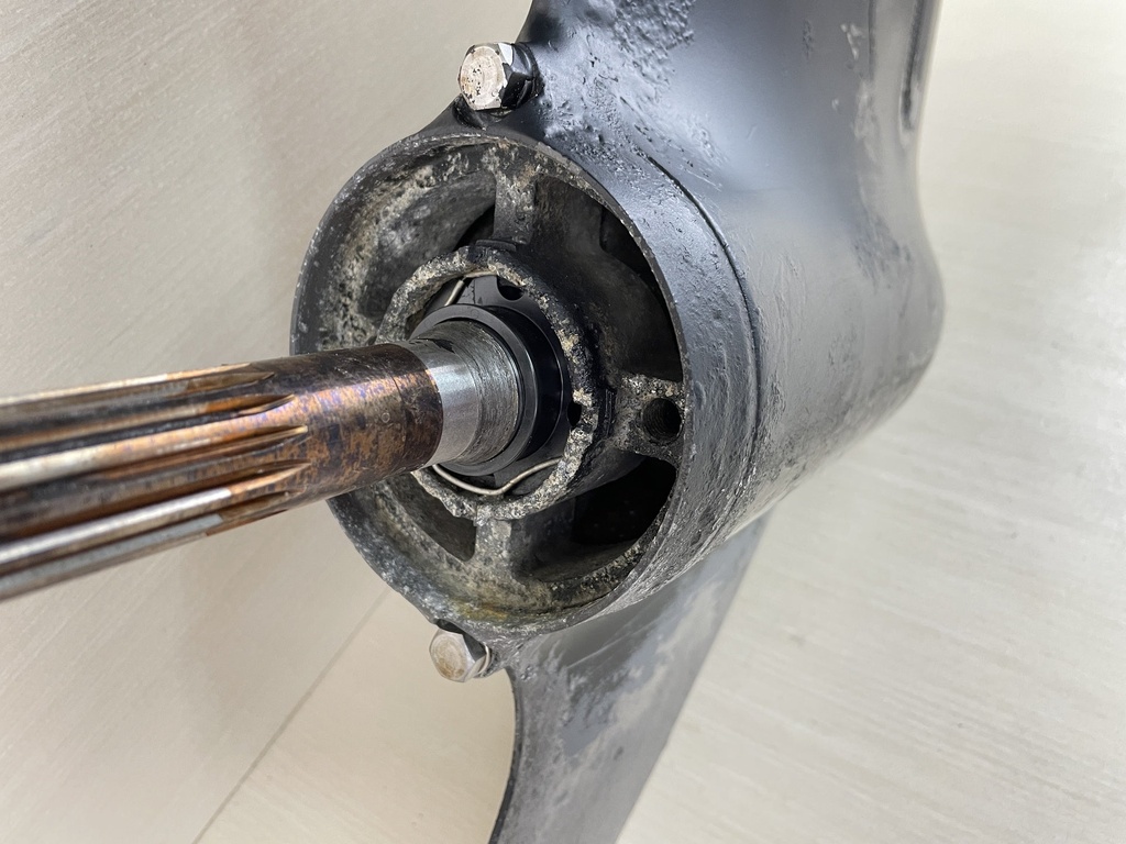 2003 Suzuki  DF 115 140 HP DF140 20" Long Lower Unit Gear Case RH 55110-90J15-0EP