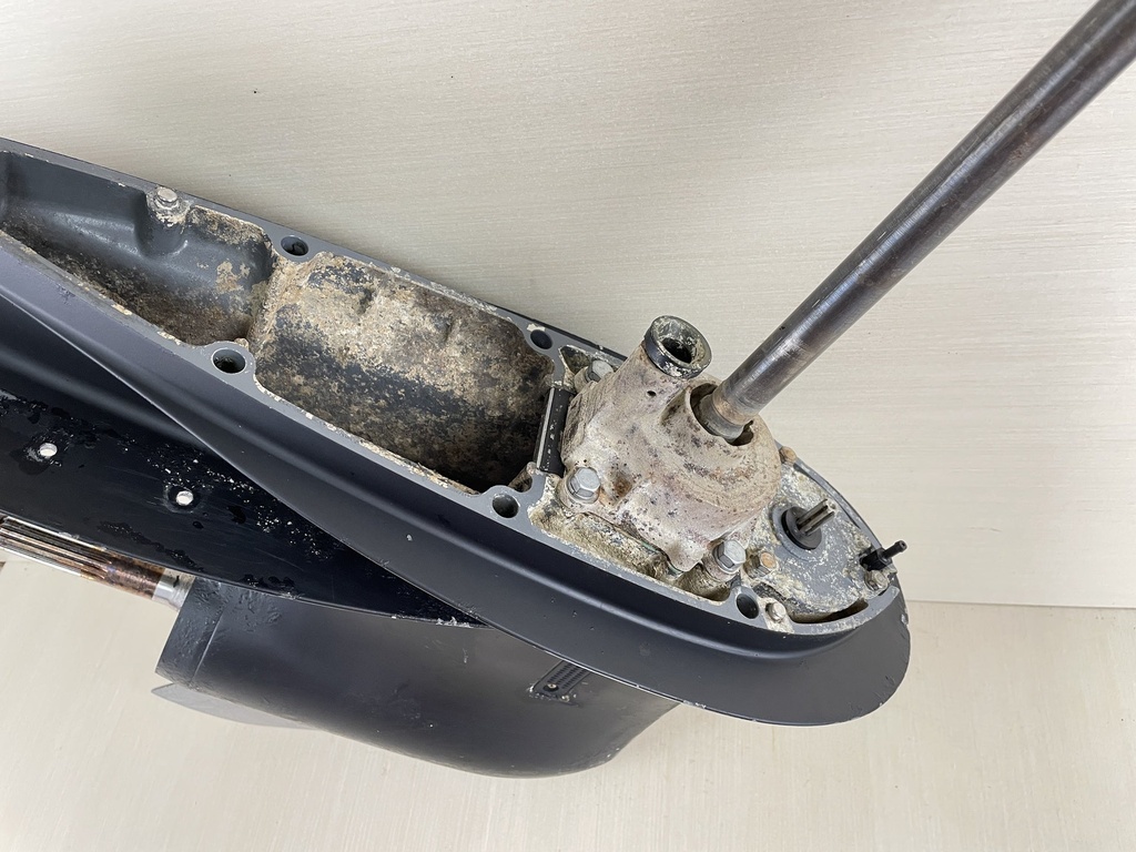 2003 Suzuki  DF 115 140 HP DF140 20" Long Lower Unit Gear Case RH 55110-90J15-0EP