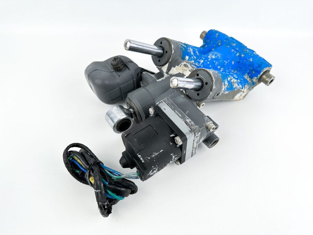 2006 Honda 75 HP 4 Stroke Outboard Power Trim Tilt Unit 56000-ZW1-708 Stuck Pin
