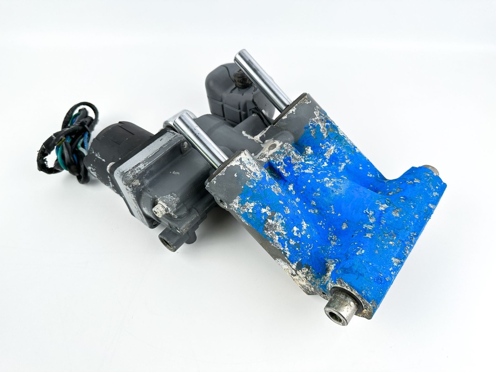 2006 Honda 75 HP 4 Stroke Outboard Power Trim Tilt Unit 56000-ZW1-708 Stuck Pin