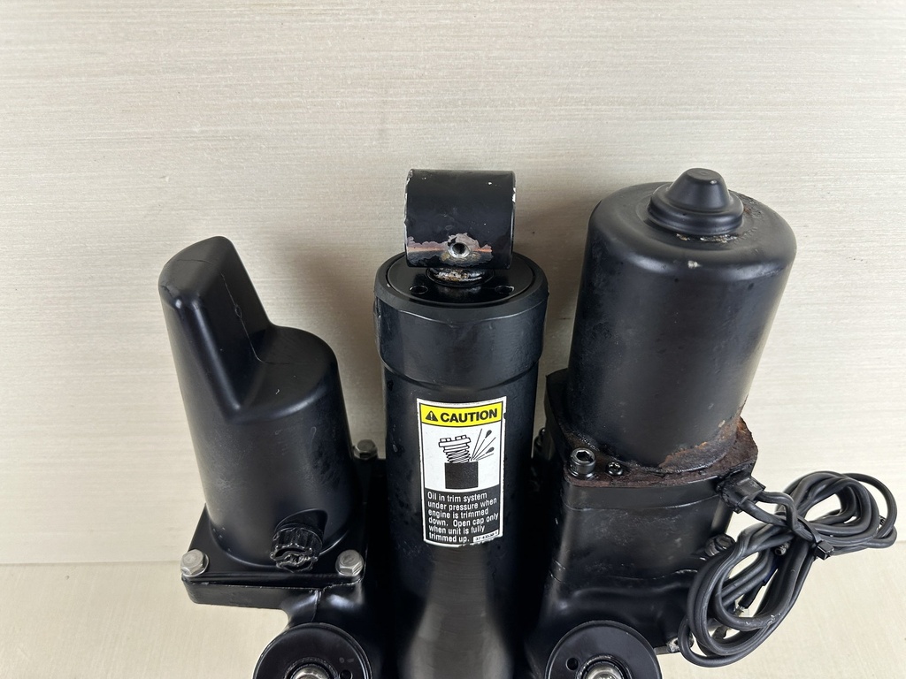 2000 Mercury 135 - 200HP Optimax Power Trim And Tilt Unit Assembly 2 Wire