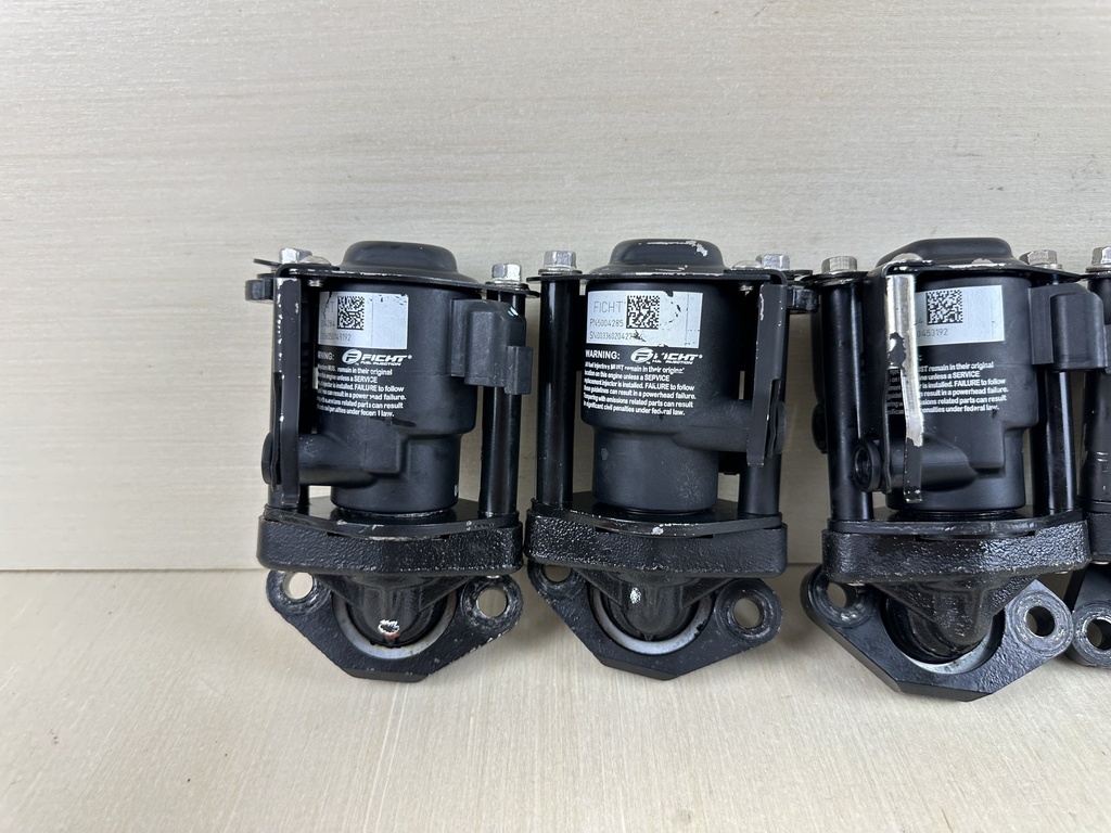 2001 Evinrude 250HP Ficht 2 Stroke Outboard Port & Starboard Fuel Injector Set 