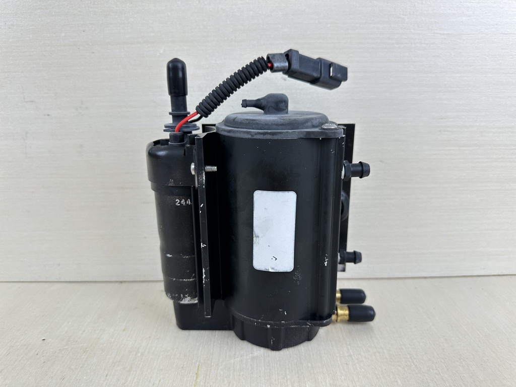 2001 Evinrude 250HP Ficht 2 Stroke Outboard VST Reservoir & Pump Assembly 0439712  