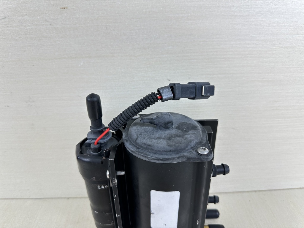 2001 Evinrude 250HP Ficht 2 Stroke Outboard VST Reservoir & Pump Assembly 0439712  