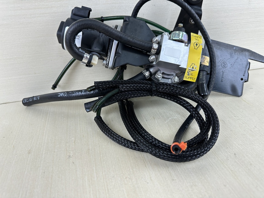 2001 Evinrude 250HP Ficht 2 Stroke Outboard Oil Injector Manifold & Lift Pump 5001505 5000527