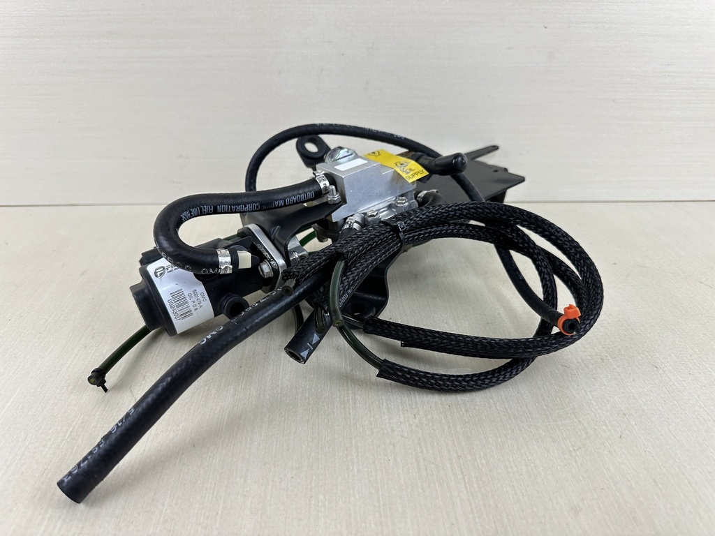 2001 Evinrude 250HP Ficht 2 Stroke Outboard Oil Injector Manifold & Lift Pump 5001505 5000527