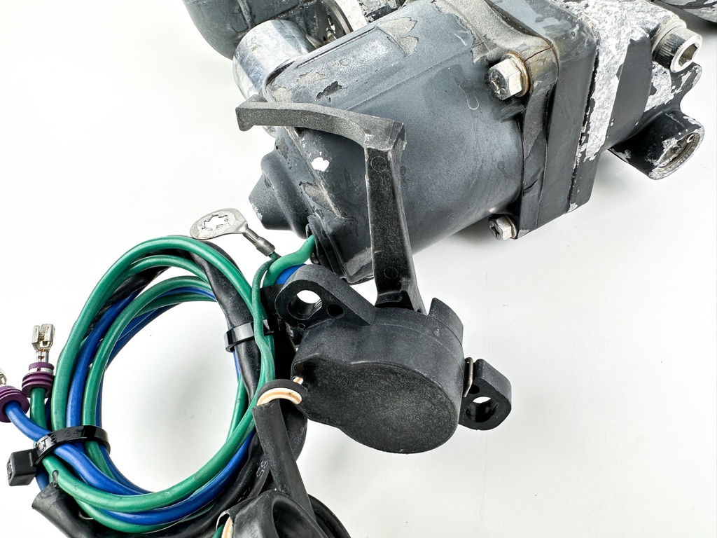 2002 Evinrude 200 HP 2 Stroke Outboard Power Trim Tilt Unit 5005115 OEM