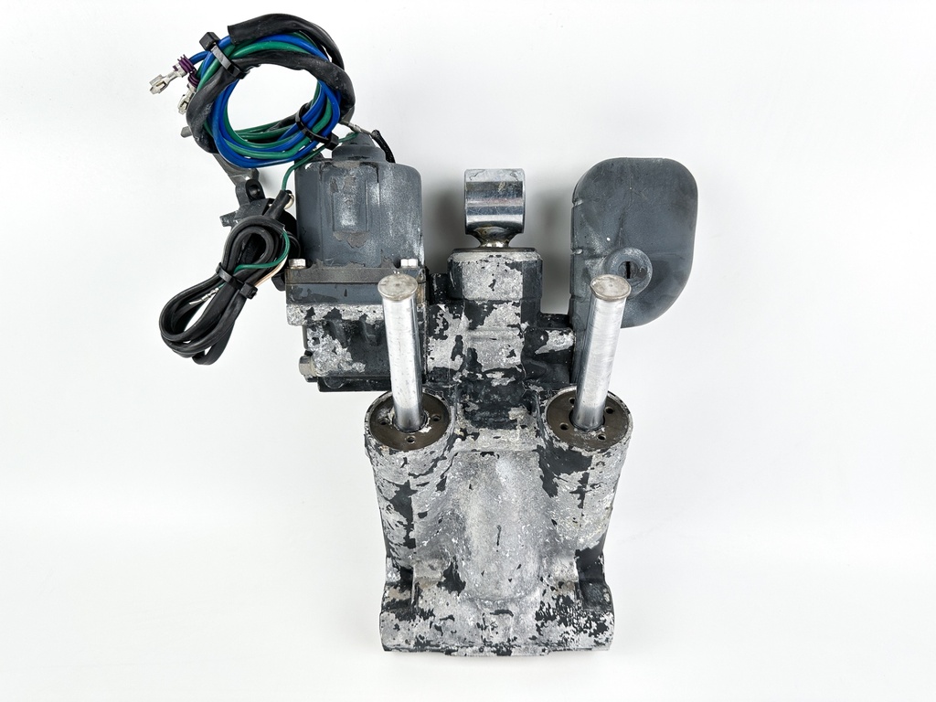 2002 Evinrude 200 HP 2 Stroke Outboard Power Trim Tilt Unit 5005115 OEM