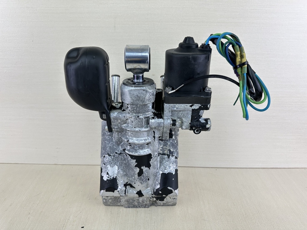 2003 Johnson Evinrude 150HP 2 Stroke Outboard Power Trim Tilt Unit Assembly  