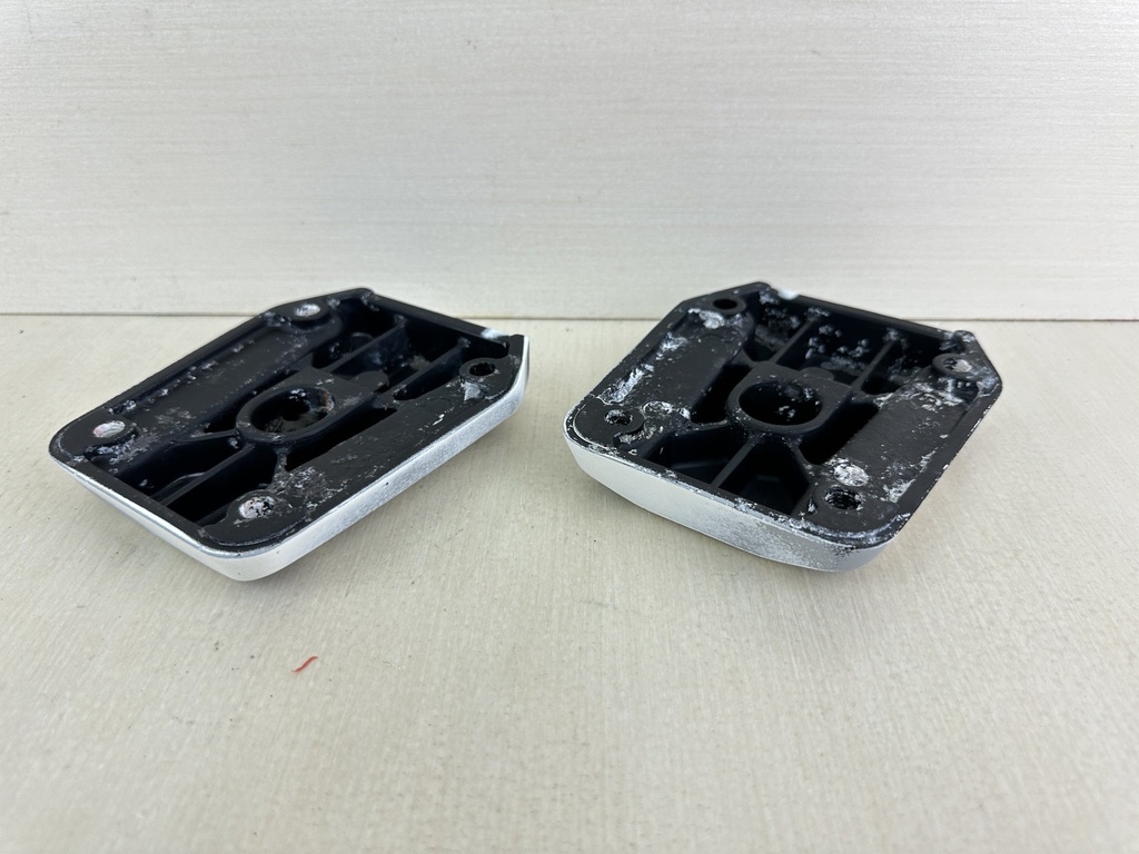 2007 Evinrude 150HP Etec 2 Stroke Outboard Lower Motor Mount Cover Set 0338741