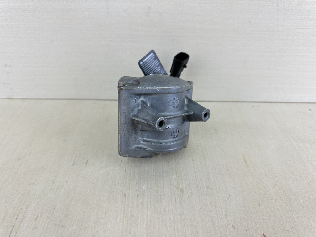 2007 Evinrude 150HP Etec 2 Stroke Outboard Starboard Right Fuel Injector 5007180