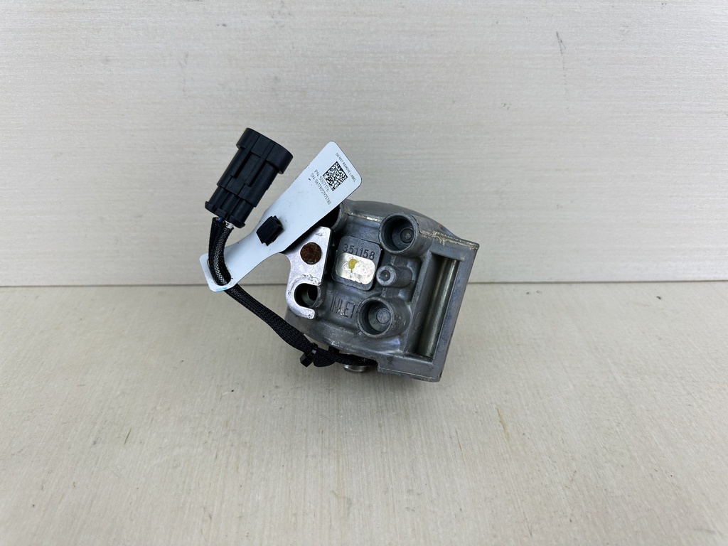 2007 Evinrude 150HP Etec 2 Stroke Outboard Starboard Right Fuel Injector 5007180