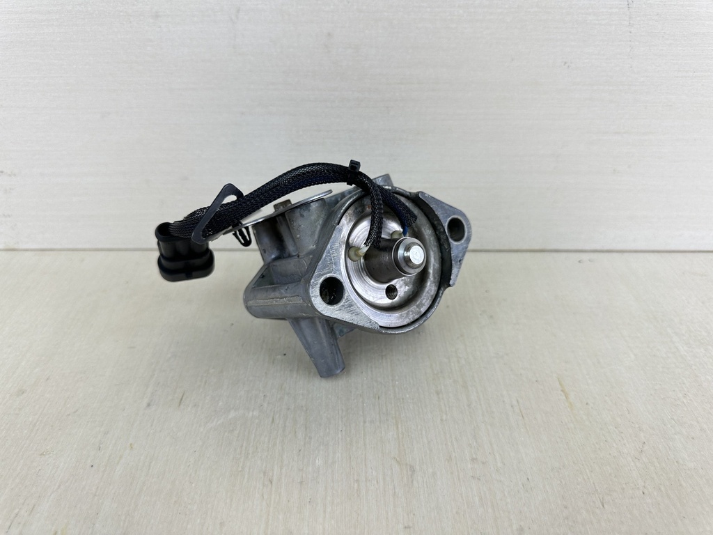 2007 Evinrude 150HP Etec 2 Stroke Outboard Starboard Right Fuel Injector 5007180