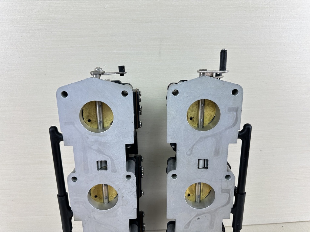 2003 Johnson Evinrude 150HP Outboard Port Starboard Caburetor Throttle Body Set