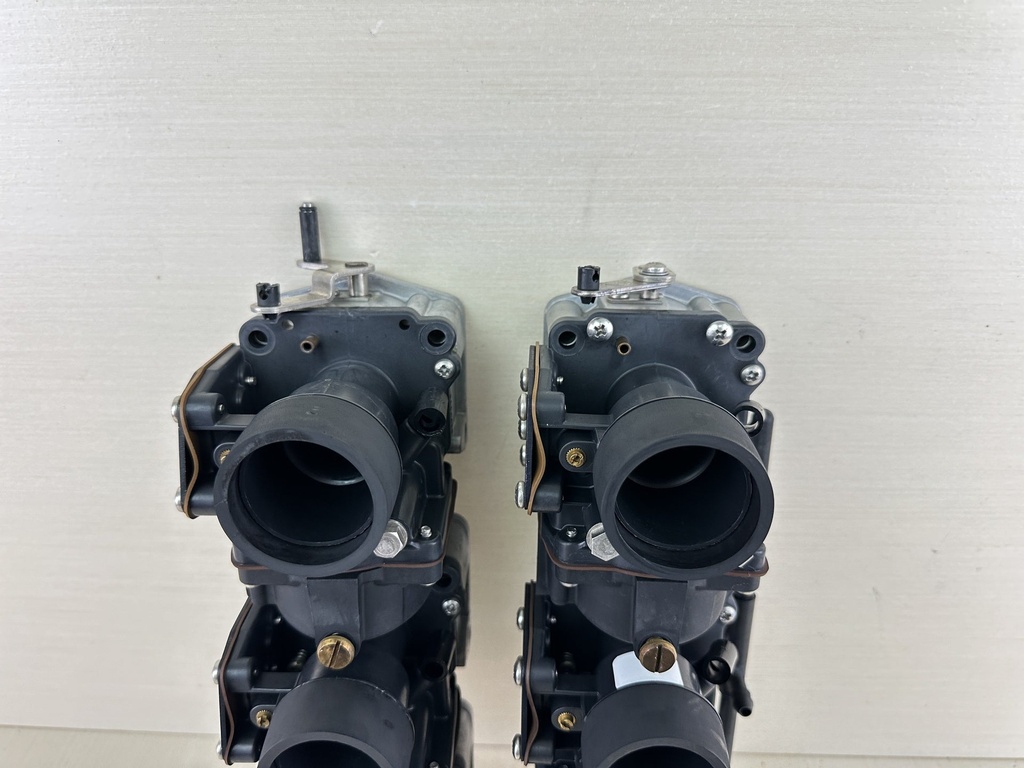 2003 Johnson Evinrude 150HP Outboard Port Starboard Caburetor Throttle Body Set