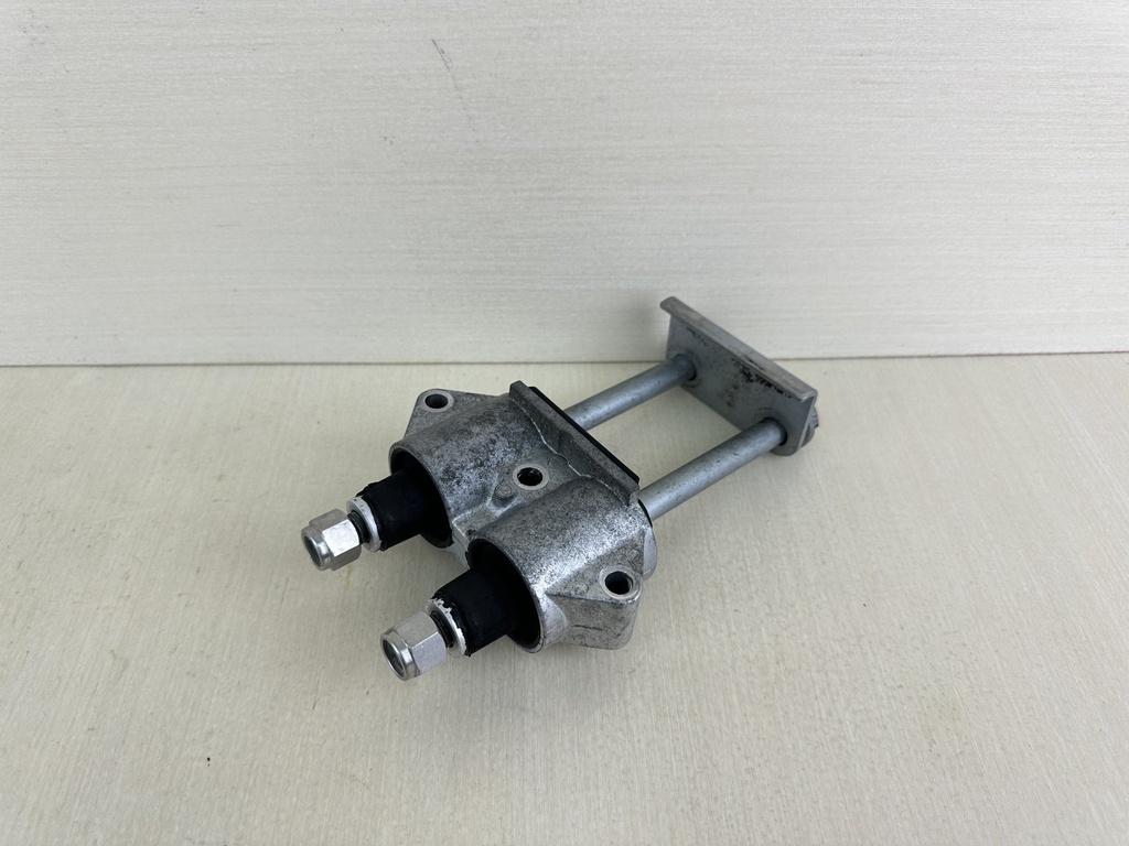 2003 Yamaha 80HP 4 Stroke Outboard Upper Motor Mount Damper 67F-44514-01-00