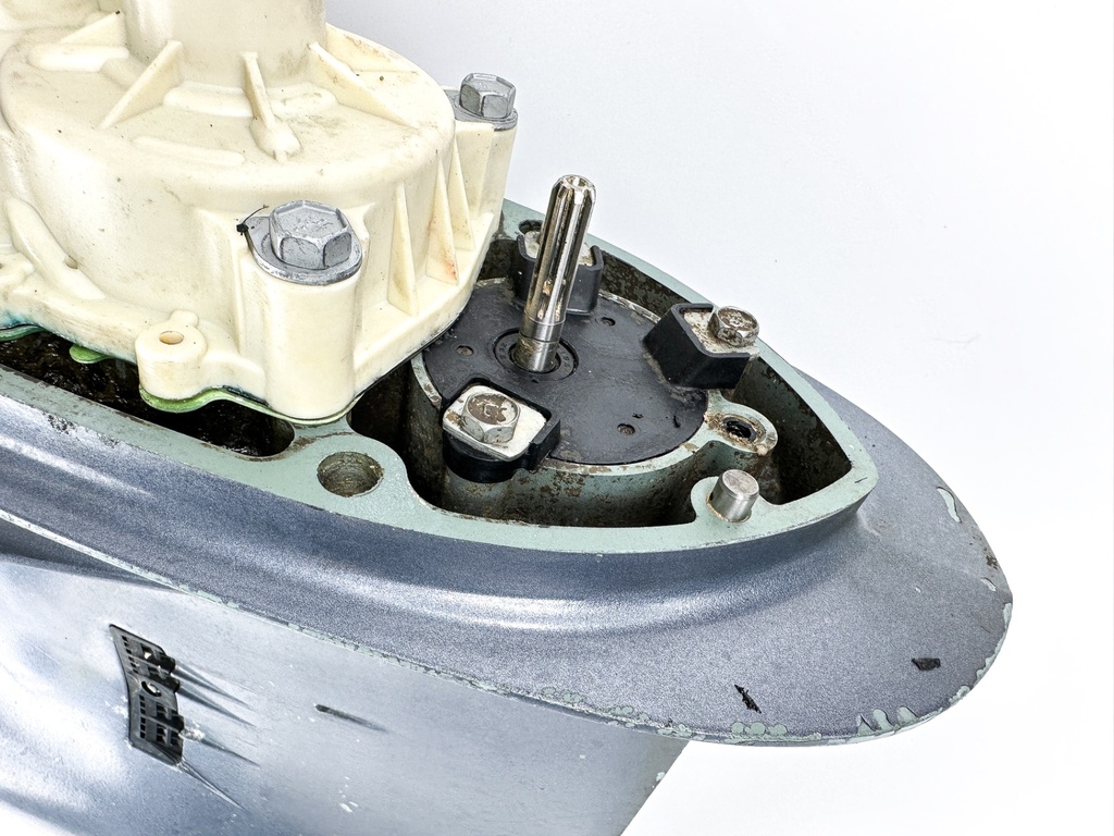 2004 Yamaha 150 HP 2 Stroke Outboard Lower Unit Gear Case 64D-45300-22-8D OEM