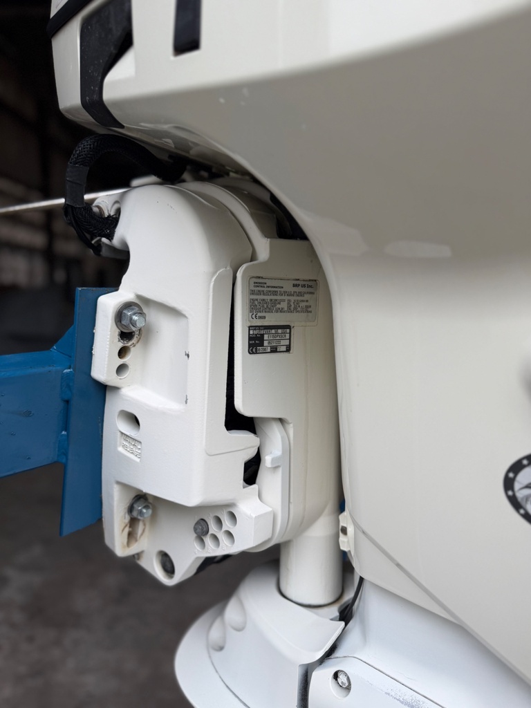 2007 Evinrude Etec 115HP 2 Stroke Outboard Engine W/ 25” Shaft - 242 Hours