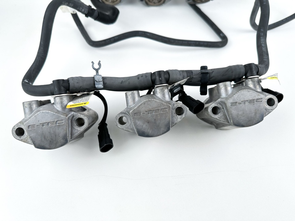 2014 Evinrude 200 HP 2 Stroke Outboard Fuel Injector Set W/ Rail 5007765 OEM